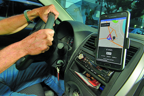 Assaltos a motoristas de app disparam: o rastreador virou item essencial 🤯
